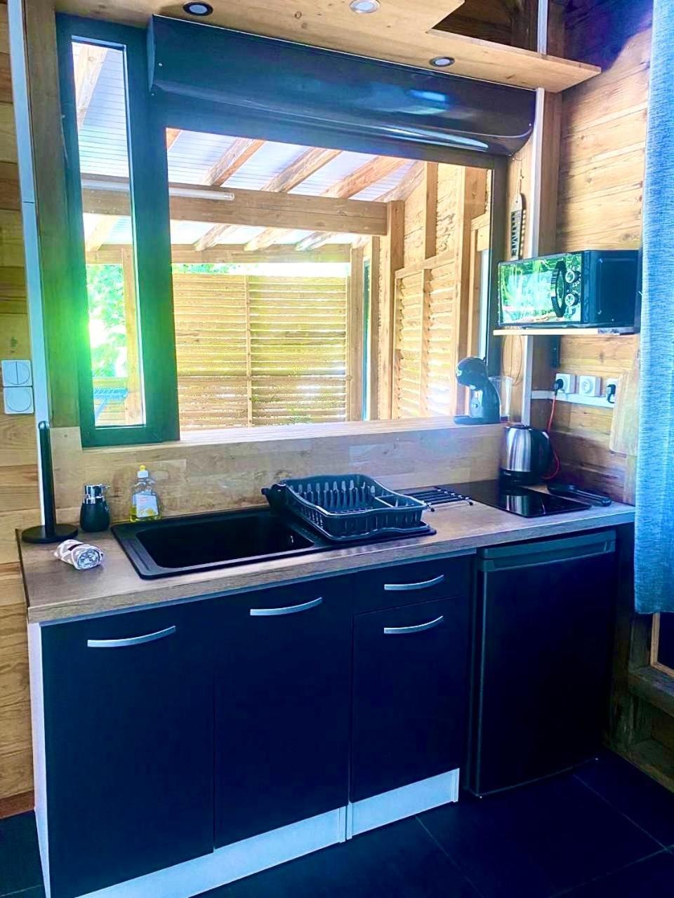Charmant Bungalow Tout Confort Climatise - Terrasse Et Acces Plage ! Deshaies Bagian luar foto